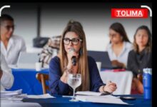 IBAGUÉ | La puntualidad en el Palacio del Mango no es una sugerencia, es una orden. En un gesto que reafirma su autoridad, la gobernadora Adriana Magali Matiz impidió el ingreso de la secretaria de Infraestructura, Sandra García, al Consejo de Gobierno por no llegar a la hora pactada. ​Disciplina de hierro en la administración departamental ​Desde que asumió el cargo en 2024, Matiz dejó clara una regla de oro: los consejos de gobierno se cierran a la hora exacta. Dos años después, la mandataria demuestra que su política de "cero privilegios" sigue vigente, sin importar que el afectado sea un jefe de una de las carteras más estratégicas. ​"La puntualidad no se negocia", ha sido la consigna reiterada de la mandataria para fortalecer el respeto institucional y la eficiencia en el servicio público. ​Los directores "sacaron la cara" ​A pesar del desplante administrativo a la secretaria García, la gestión no se detuvo: ​Relevo inmediato: Los directores de la Secretaría de Infraestructura asumieron la vocería. ​Rendición de cuentas: Fueron los subalternos quienes debieron responder por los avances de las obras y proyectos ante la gobernadora y el gabinete. ​Mensaje interno: La jornada continuó con normalidad, enviando un mensaje claro: nadie es indispensable si no cumple con la disciplina exigida. ​Un mensaje para todo el gabinete ​Este episodio no es solo una anécdota, es una advertencia para todo el equipo de la Gobernación del Tolima. Mientras algunos funcionarios aún luchan con el reloj, la gobernadora Matiz ratifica que su administración se rige bajo estándares de empresa privada: resultados y disciplina estricta.