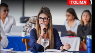 IBAGUÉ | La puntualidad en el Palacio del Mango no es una sugerencia, es una orden. En un gesto que reafirma su autoridad, la gobernadora Adriana Magali Matiz impidió el ingreso de la secretaria de Infraestructura, Sandra García, al Consejo de Gobierno por no llegar a la hora pactada. Disciplina de hierro en la administración departamental Desde que asumió el cargo en 2024, Matiz dejó clara una regla de oro: los consejos de gobierno se cierran a la hora exacta. Dos años después, la mandataria demuestra que su política de "cero privilegios" sigue vigente, sin importar que el afectado sea un jefe de una de las carteras más estratégicas. "La puntualidad no se negocia", ha sido la consigna reiterada de la mandataria para fortalecer el respeto institucional y la eficiencia en el servicio público. Los directores "sacaron la cara" A pesar del desplante administrativo a la secretaria García, la gestión no se detuvo: Relevo inmediato: Los directores de la Secretaría de Infraestructura asumieron la vocería. Rendición de cuentas: Fueron los subalternos quienes debieron responder por los avances de las obras y proyectos ante la gobernadora y el gabinete. Mensaje interno: La jornada continuó con normalidad, enviando un mensaje claro: nadie es indispensable si no cumple con la disciplina exigida. Un mensaje para todo el gabinete Este episodio no es solo una anécdota, es una advertencia para todo el equipo de la Gobernación del Tolima. Mientras algunos funcionarios aún luchan con el reloj, la gobernadora Matiz ratifica que su administración se rige bajo estándares de empresa privada: resultados y disciplina estricta.