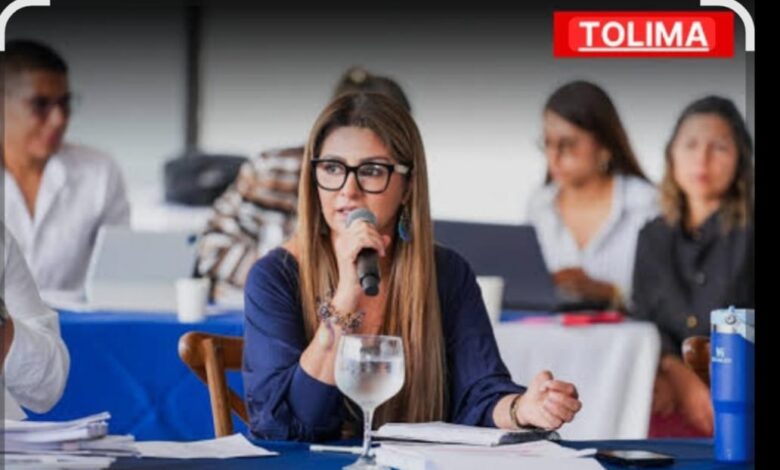 IBAGUÉ | La puntualidad en el Palacio del Mango no es una sugerencia, es una orden. En un gesto que reafirma su autoridad, la gobernadora Adriana Magali Matiz impidió el ingreso de la secretaria de Infraestructura, Sandra García, al Consejo de Gobierno por no llegar a la hora pactada. ​Disciplina de hierro en la administración departamental ​Desde que asumió el cargo en 2024, Matiz dejó clara una regla de oro: los consejos de gobierno se cierran a la hora exacta. Dos años después, la mandataria demuestra que su política de "cero privilegios" sigue vigente, sin importar que el afectado sea un jefe de una de las carteras más estratégicas. ​"La puntualidad no se negocia", ha sido la consigna reiterada de la mandataria para fortalecer el respeto institucional y la eficiencia en el servicio público. ​Los directores "sacaron la cara" ​A pesar del desplante administrativo a la secretaria García, la gestión no se detuvo: ​Relevo inmediato: Los directores de la Secretaría de Infraestructura asumieron la vocería. ​Rendición de cuentas: Fueron los subalternos quienes debieron responder por los avances de las obras y proyectos ante la gobernadora y el gabinete. ​Mensaje interno: La jornada continuó con normalidad, enviando un mensaje claro: nadie es indispensable si no cumple con la disciplina exigida. ​Un mensaje para todo el gabinete ​Este episodio no es solo una anécdota, es una advertencia para todo el equipo de la Gobernación del Tolima. Mientras algunos funcionarios aún luchan con el reloj, la gobernadora Matiz ratifica que su administración se rige bajo estándares de empresa privada: resultados y disciplina estricta.
