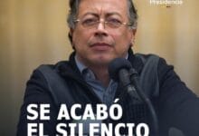 El Gobierno del Cambio ratifica su postura: "La corrupción estaba en el corazón del sistema". Un informe reciente de la Contraloría General de la República ha desatado una tormenta política y judicial al confirmar las denuncias que el presidente Gustavo Petro sostuvo desde el inicio de su administración. Las irregularidades en la Nueva EPS no solo son financieras; representan un golpe directo al derecho fundamental a la salud. El Escándalo en Cifras: Lo que Ocultaba la Nueva EPS La intervención estatal permitió levantar el velo sobre un maquillaje contable sistemático. Estos son los hallazgos más alarmantes: $5 Billones de Pesos: Es el monto total del ocultamiento contable detectado. 12 Millones de Facturas: Documentos que nunca fueron registrados oficialmente para evadir el control de las autoridades. Doble Contabilidad: Se entregaron estados financieros distintos a la Superintendencia de Salud y al Ministerio de Salud para sostener artificialmente un modelo quebrado. Deuda Histórica: Entre 2017 y 2024, las IPS reclamaron más de $30 billones, de los cuales la gran mayoría nunca fueron cancelados, asfixiando a hospitales y clínicas. El Diagnóstico del Gobierno: "Un Sistema Diseñado para el Saqueo" Según el Ejecutivo, la lógica de las liquidaciones de las últimas décadas solo sirvió para un propósito: proteger a los dueños de las EPS y dejar deudas impagas. > "Hoy esa lógica se rompe: ya no se tapa el hueco, se destapa la corrupción", afirma el Gobierno. El Nuevo Modelo de Salud busca: Giro Directo: Eliminar la intermediación financiera para que el dinero llegue directamente a quienes prestan el servicio. Control Estatal Real: Los recursos de la salud son públicos y su vigilancia no es negociable. Prioridad en la Vida: Fomento de la red pública y reducción de indicadores críticos como la mortalidad materna e infantil. Consecuencia Política: ¿Tenía razón Petro? Para los defensores del Gobierno del Cambio, este informe de la Contraloría es el "punto de quiebre" en el debate sobre la Ley 100. El argumento es simple: el problema nunca fue la reforma propuesta, sino un sistema que permitía el desvío de recursos públicos hacia intereses privados mientras se negaba la atención a los ciudadanos. El Estado recupera el control: Cuando la salud deja de ser un negocio de facturas ocultas, comienza a ser un derecho garantizado.