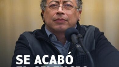 El Gobierno del Cambio ratifica su postura: "La corrupción estaba en el corazón del sistema". ​Un informe reciente de la Contraloría General de la República ha desatado una tormenta política y judicial al confirmar las denuncias que el presidente Gustavo Petro sostuvo desde el inicio de su administración. Las irregularidades en la Nueva EPS no solo son financieras; representan un golpe directo al derecho fundamental a la salud. El Escándalo en Cifras: Lo que Ocultaba la Nueva EPS ​La intervención estatal permitió levantar el velo sobre un maquillaje contable sistemático. Estos son los hallazgos más alarmantes: ​$5 Billones de Pesos: Es el monto total del ocultamiento contable detectado. ​12 Millones de Facturas: Documentos que nunca fueron registrados oficialmente para evadir el control de las autoridades. ​Doble Contabilidad: Se entregaron estados financieros distintos a la Superintendencia de Salud y al Ministerio de Salud para sostener artificialmente un modelo quebrado. ​Deuda Histórica: Entre 2017 y 2024, las IPS reclamaron más de $30 billones, de los cuales la gran mayoría nunca fueron cancelados, asfixiando a hospitales y clínicas. ​El Diagnóstico del Gobierno: "Un Sistema Diseñado para el Saqueo" ​Según el Ejecutivo, la lógica de las liquidaciones de las últimas décadas solo sirvió para un propósito: proteger a los dueños de las EPS y dejar deudas impagas. > "Hoy esa lógica se rompe: ya no se tapa el hueco, se destapa la corrupción", afirma el Gobierno. ​El Nuevo Modelo de Salud busca: ​Giro Directo: Eliminar la intermediación financiera para que el dinero llegue directamente a quienes prestan el servicio. ​Control Estatal Real: Los recursos de la salud son públicos y su vigilancia no es negociable. ​Prioridad en la Vida: Fomento de la red pública y reducción de indicadores críticos como la mortalidad materna e infantil. ​Consecuencia Política: ¿Tenía razón Petro? ​Para los defensores del Gobierno del Cambio, este informe de la Contraloría es el "punto de quiebre" en el debate sobre la Ley 100. El argumento es simple: el problema nunca fue la reforma propuesta, sino un sistema que permitía el desvío de recursos públicos hacia intereses privados mientras se negaba la atención a los ciudadanos. ​El Estado recupera el control: Cuando la salud deja de ser un negocio de facturas ocultas, comienza a ser un derecho garantizado.