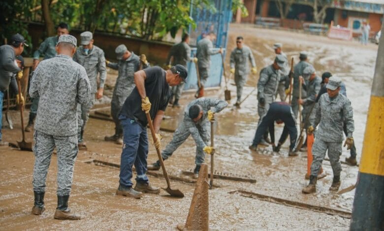 Comunidades afectadas por el desbordamiento de una quebrada en Melgar reciben apoyo
